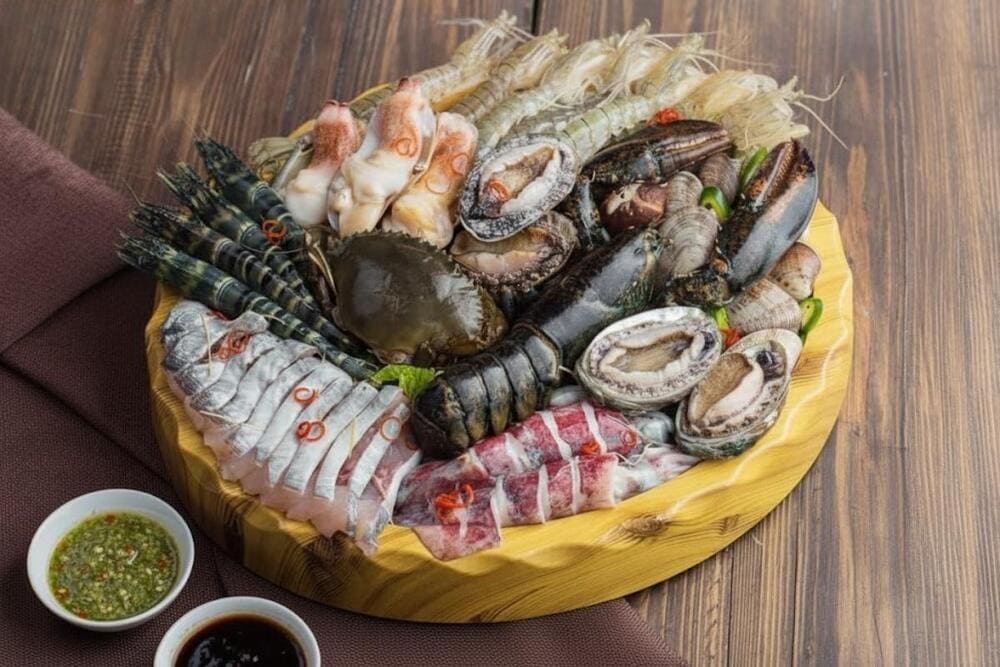 Đừng bỏ lỡ bữa tiệc hải sản hấp dẫn khi đến với b&atilde;i biển Cửa Đại.